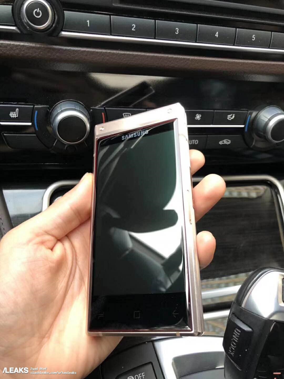 گوشی تاشو از بالای سامسونگ با دو نمایشگر را ببینید گوشی تاشو از بالای سامسونگ با دو نمایشگر را ببینید