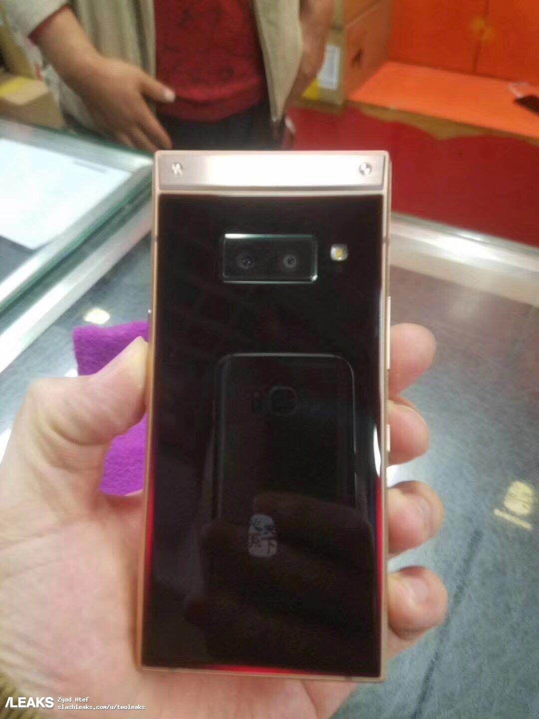 گوشی تاشو از بالای سامسونگ با دو نمایشگر را ببینید گوشی تاشو از بالای سامسونگ با دو نمایشگر را ببینید