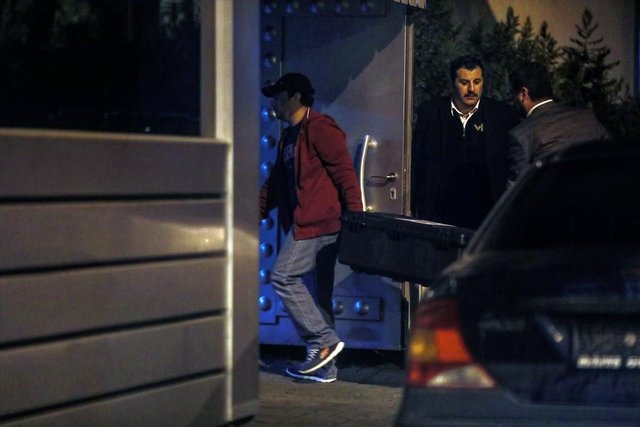 ورود سه صندوق بزرگ سیاه به کنسولگری عربستان +تصاویر ورود سه صندوق بزرگ سیاه به کنسولگری عربستان +تصاویر