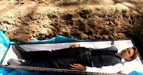 قبردرمانی یک روان‌شناس جنجال به‌پا کرد! +فیلم