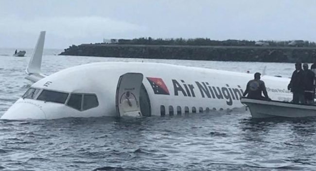 سقوط هواپیمای مسافربری در آب‌های اقیانوس آرام