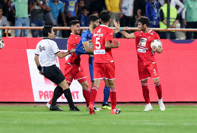 بی‌قانونی توسط مرد قانون در دربی 88/ آقای داور اگر مسی یا رونالدو هم بود باز پیراهنشان را می‌کشیدید