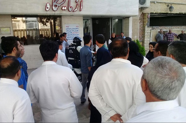 تجمعات کارکنان بیمارستان امام خمینی کرج وارد سومین روز شد/اعتراض به عدم پرداخت یازده ماه دستمزد و وضعیت بلاتکلیف بیمارستان ادامه دارد تجمعات کارکنان بیمارستان امام خمینی کرج وارد سومین روز شد/اعتراض به عدم پرداخت یازده ماه دستمزد و وضعیت بلاتکلیف بیمارستان ادامه دارد