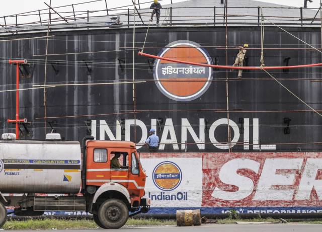 اعطای معافیت از تحریم به دومین وارد کننده عمده نفت ایران در آستانه انتخابات میان‌دوره‌ای آمریکا