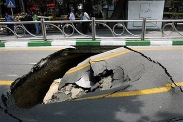 نشست آسفالت در خیابان مصطفی خمینی/ ممنوعیت تردد در اطراف بازار