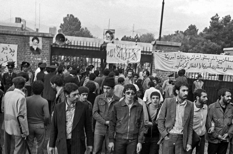 ۱۰ تفاوت اشغال سفارت آمریکا با اشغال سفارتخانه‌های انگلستان و عربستان