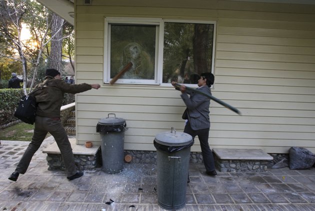 ۱۰ تفاوت اشغال سفارت آمریکا با اشغال سفارتخانه‌های انگلستان و عربستان