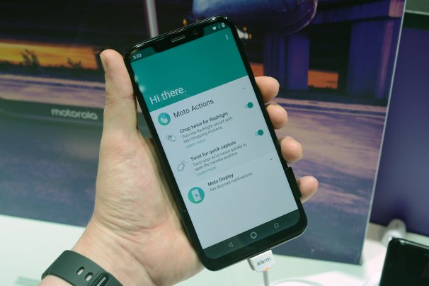 موبایل اندروید با ظاهر آیفون ایکس عرضه میشود موبایل اندروید با ظاهر آیفون ایکس عرضه میشود