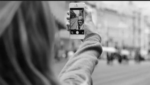 دختری که برای سلفی جانش را ازدست داد دختری که برای سلفی جانش را ازدست داد