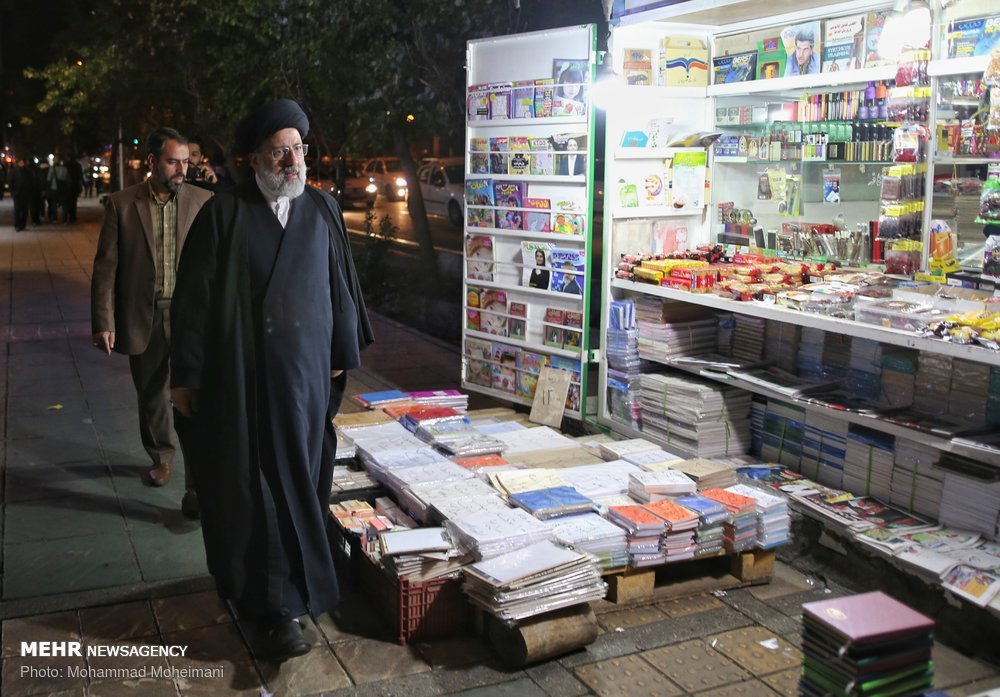 ابراهیم رئیسی رو به روی دانشگاه تهران +عکس