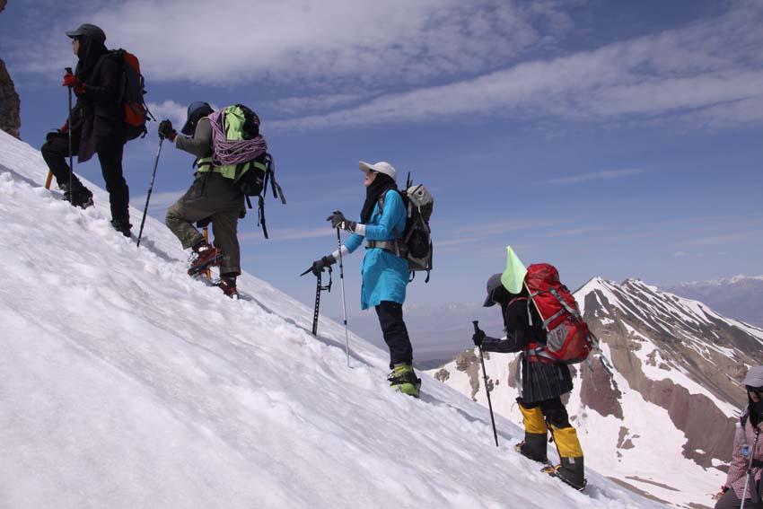 کوهنوردی بانوان در مشهد فقط با اجازه پدر یا همسر!