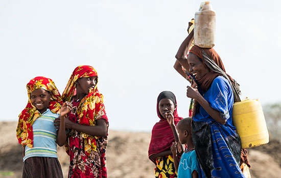 هر زن آفریقایی روزی ۶ کیلومتر برای تهیه آب شرب راه می‌رود