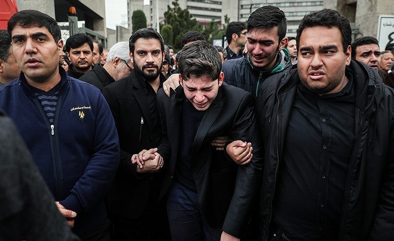 بی&zwnj;تابی فرزند مرحوم نوربخش در مراسم تشییع پدر