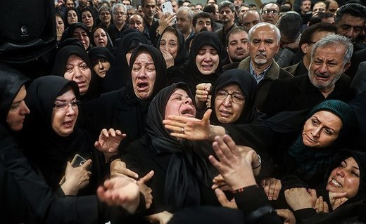 بی&zwnj;تابی فرزند مرحوم نوربخش در مراسم تشییع پدر