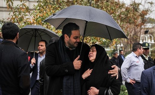 بی&zwnj;تابی فرزند مرحوم نوربخش در مراسم تشییع پدر