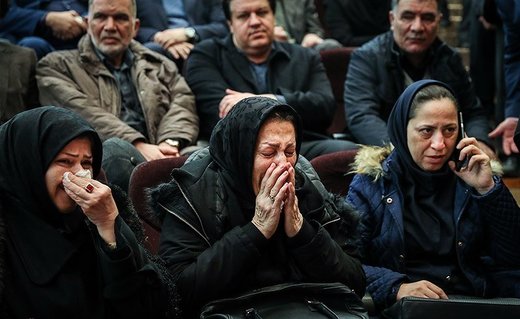 بی&zwnj;تابی فرزند مرحوم نوربخش در مراسم تشییع پدر