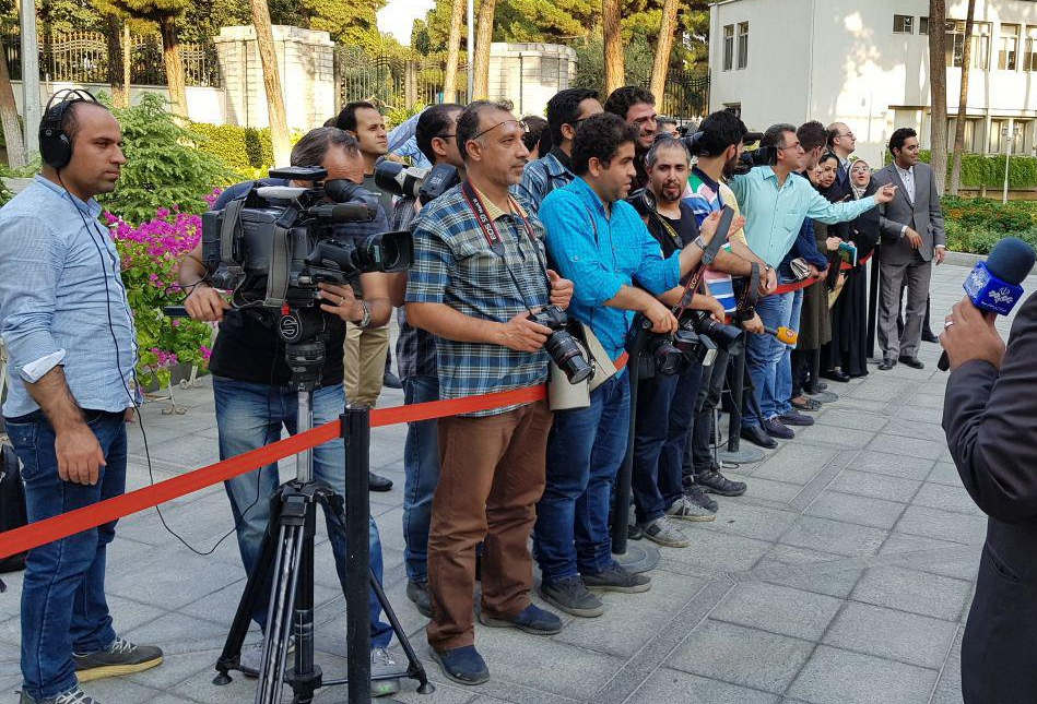 جای سخنگو همچنان در دولت خالی است!/ افکار عمومی و پاسخگویی، دغدغه روحانی نیست