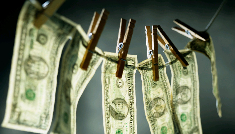 منتقدان چشمشان را بر میزان پولشویی در کشور بسته‌اند/