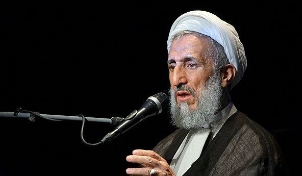 امام شراب و قمار و پاسور را از دست جوانان گرفت و به دستشان قرآن و اسلحه داد