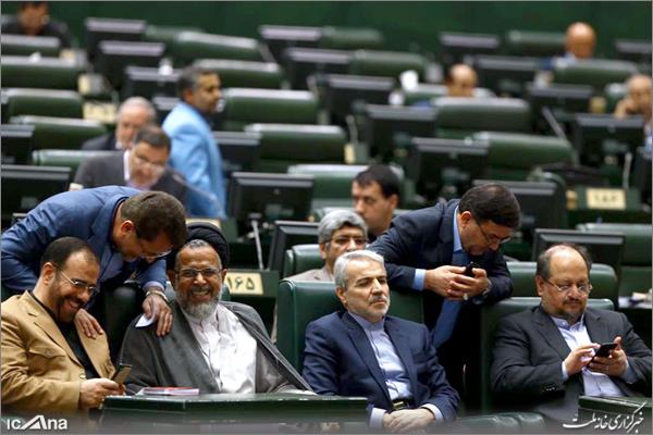 مخالفت با آمارهای روحانی درباره اشتغال/ روز شلوغ واعظی در پارلمان مخالفت با آمارهای روحانی درباره اشتغال/ روز شلوغ واعظی در پارلمان