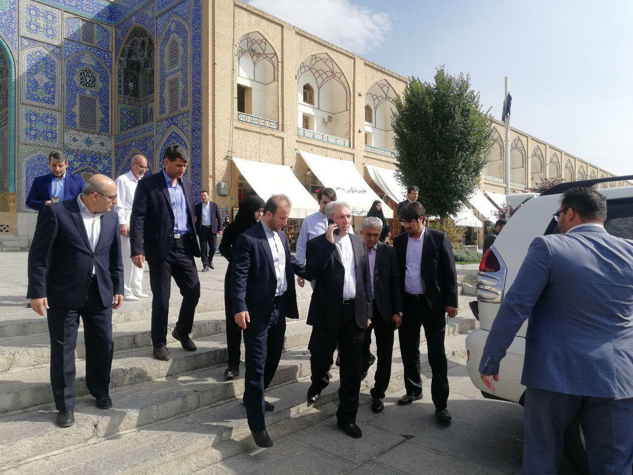 عذرخواهی میراث فرهنگی درباره ورود با خودرو به میدان نقش جهان اصفهان +عکس