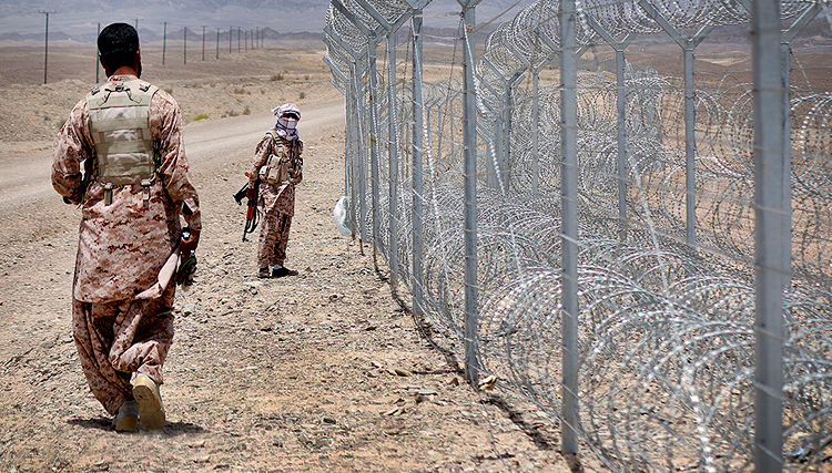 رفتار ایران با مولوی عبدالحمید بی انصافانه بود/ عبدالحمید دلسرد شده معلوم نیست برای آزادی مرزبانان رایزنی کند/ پاکستان در مسئله آزادسازی مرزبانان جدی نیست/ ارتش پاکستان می‌تواند موثر باشد/ ایران حاضر به معامله با جیش العدل نیست
