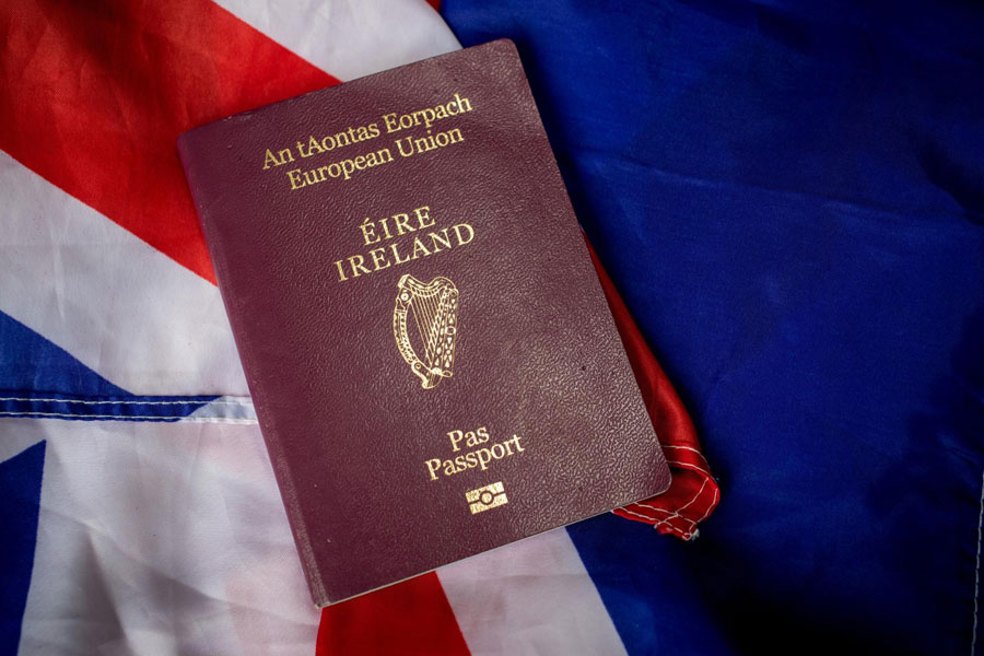 انگلیسی‌ها برای دریافت گذرنامه ایرلندی هجوم بردند