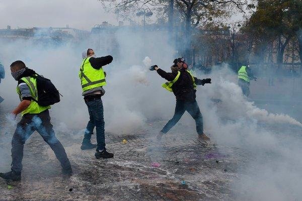پاریس در آتش می‌سوزد/ محاصره یک پاسگاه پلیس توسط معترضان