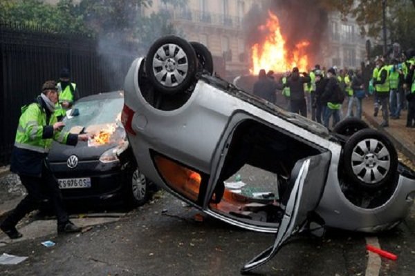 پاریس در آتش می‌سوزد/ محاصره یک پاسگاه پلیس توسط معترضان