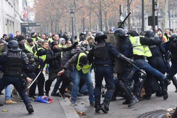 معترضان فرانسوی به نزدیکی کاخ‌الیزه رسیدند