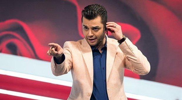 آفرین به صداوسیما که این مجری را بیرون کرد/ مجری انقلابی بیاورید