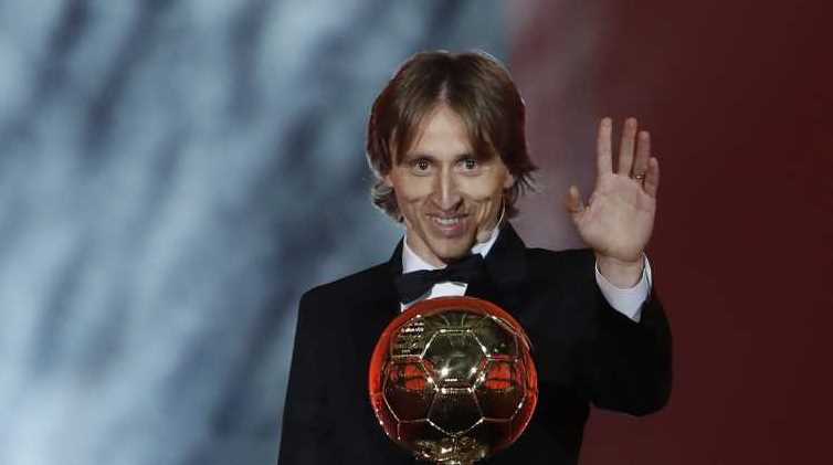 مودریچ‌: خوشحالم که یک «آدم نرمال» توپ طلا را برده!