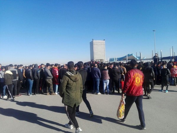 صف طویل و باورنکردنی خرید بلیط در نقش جهان+عکس