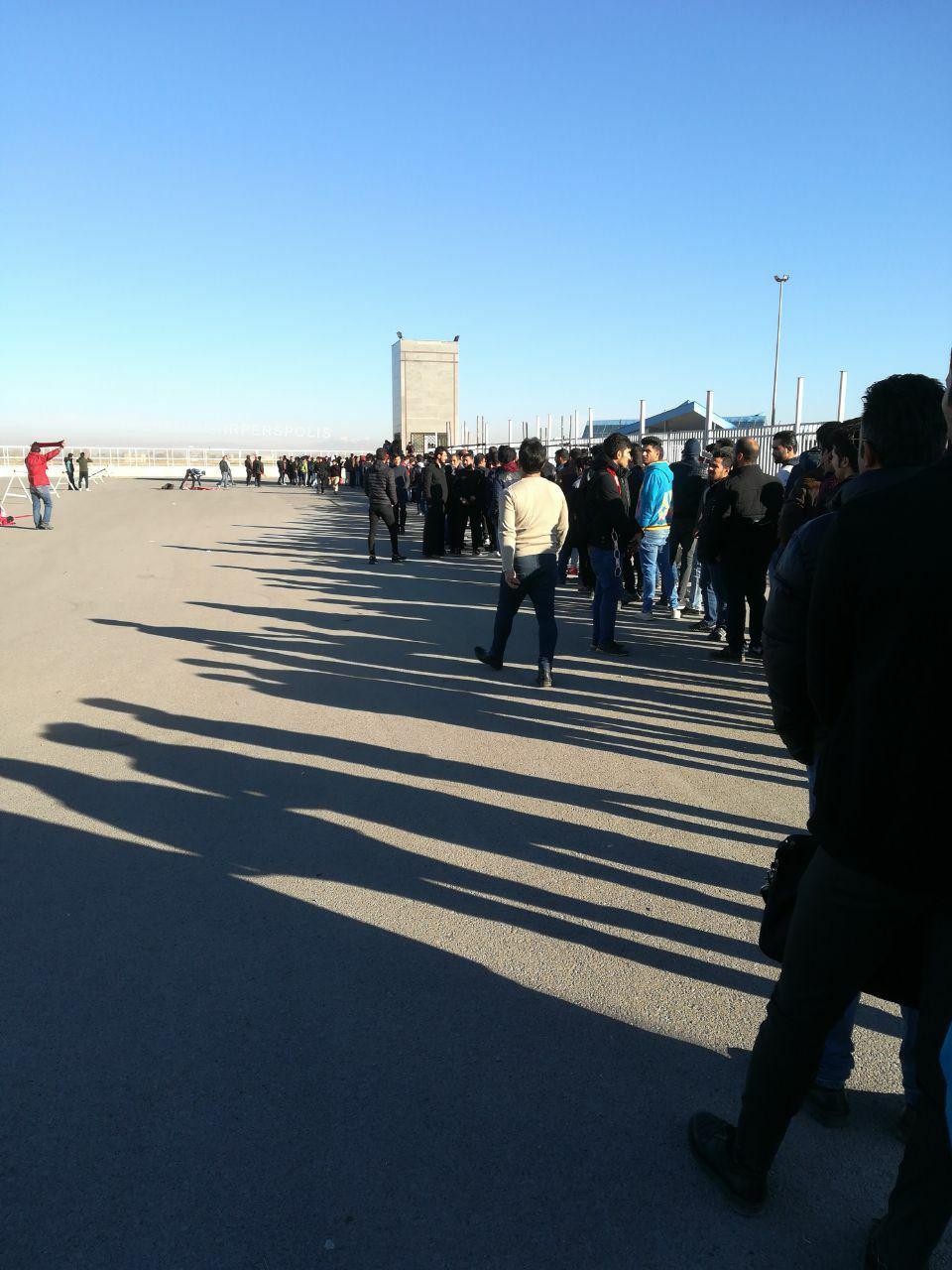 صف طویل و باورنکردنی خرید بلیط در نقش جهان+عکس