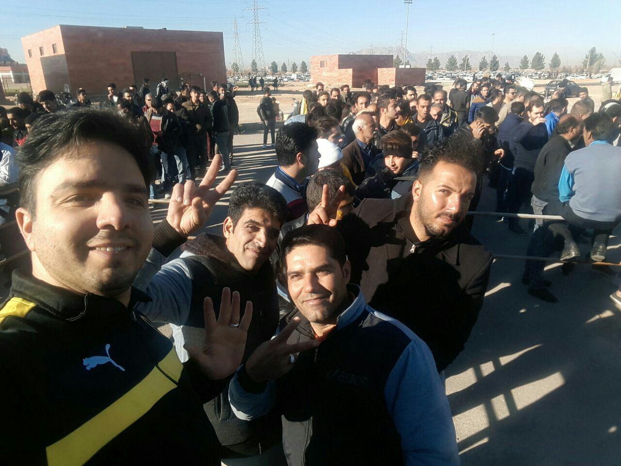 صف طویل و باورنکردنی خرید بلیط در نقش جهان+عکس