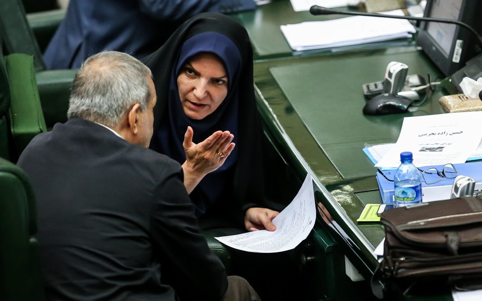 افزایش حقوق کارمندان باید متناسب با درآمد دولت باشد