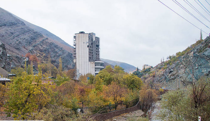 حکم تخریب هتلی که در بستر رودخانه جاجرود احداث شده چرا اجرا نمی‌شود؟