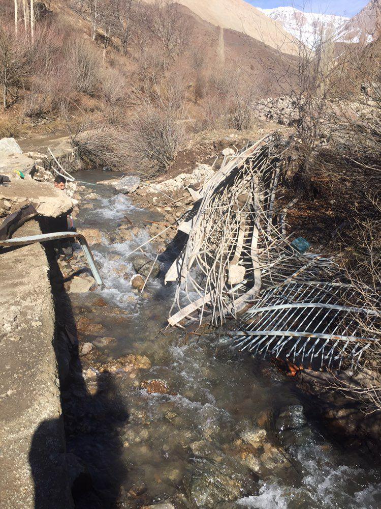 ورود لودر به گلخانه پیرمرد روستایی برای تخریب دیوار همسایه! +فیلم