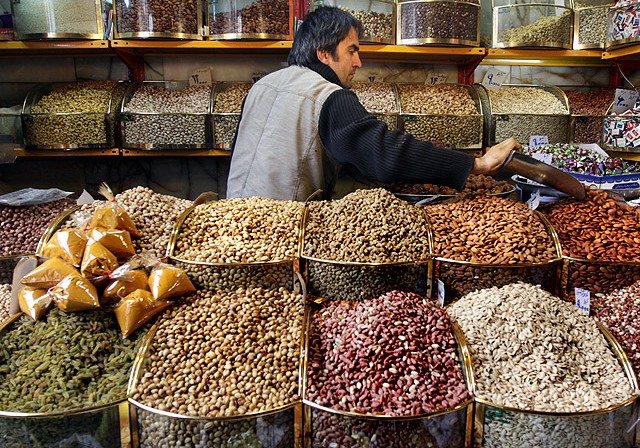 خشکبار را از کشاورزان به دلار می‌خرند