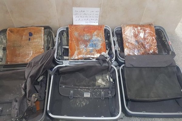 کشف ۱۶ کیلو گرم تریاک از چمدان دو مسافر خروجی