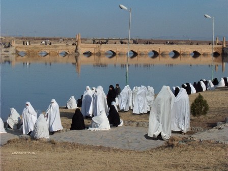 تنها شهر ایران که بانوان چادر سفید بر سر می‌کنند+عکس
