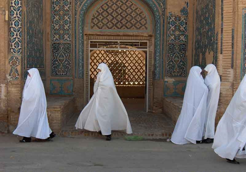 تنها شهر ایران که بانوان چادر سفید بر سر می‌کنند+عکس