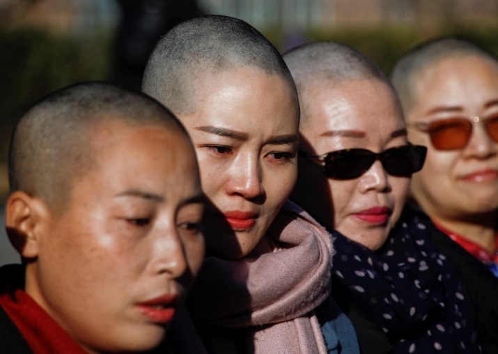 اعتراض به بازداشت شوهر به سبک زنان چینی +عکس