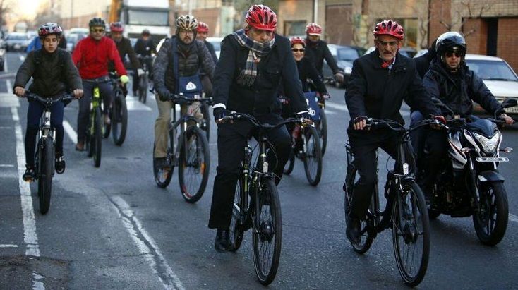 تقابل دوچرخه‌سواری حناچی و عافیت‌طلبی مقامات ایرانی/ بلومبرگ کمپین «سه شنبه‌های بدون خودرو» را تحسین کرد