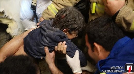 نجات معجزه‌آسای کودک ناشنوا از درز بین دو ساختمان +فیلم