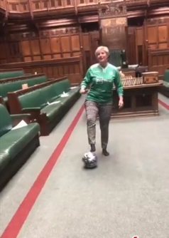 جنجالی شدن بازی فوتبال زنان نماینده در مجلس +تصاویر