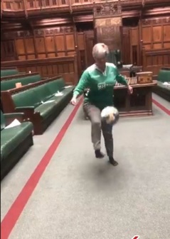 جنجالی شدن بازی فوتبال زنان نماینده در مجلس +تصاویر