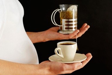 خوردن قهوه یا چای در بارداری باعث کوچک شدن اندازه نوزاد می‌شود