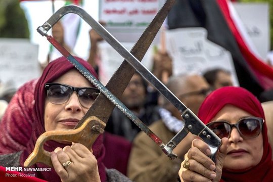 استقبال تونسی‌ها از بن سلمان با اره + عکس