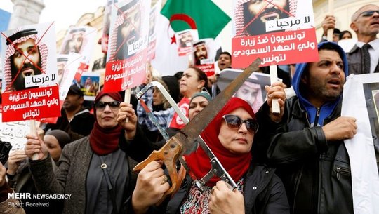 استقبال تونسی‌ها از بن سلمان با اره + عکس